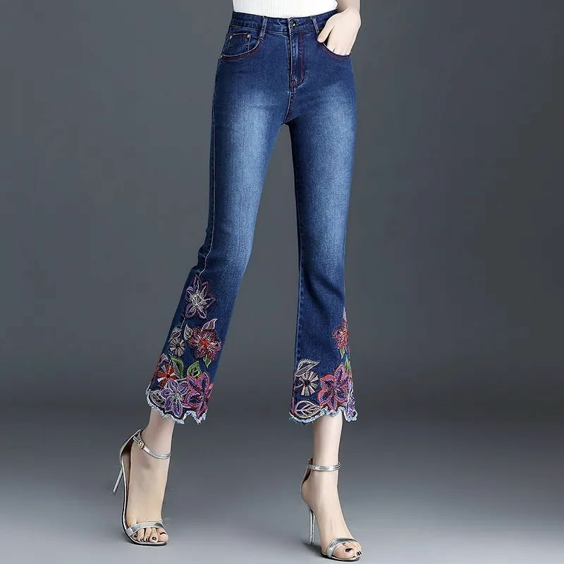 Wiosna lato kobiety haftowane kwiaty jeansy rozkloszowane moda Vintage szczupła cienka wysoka talia ciemnoniebieskie spodnie dorywczo przycięte jeansowe