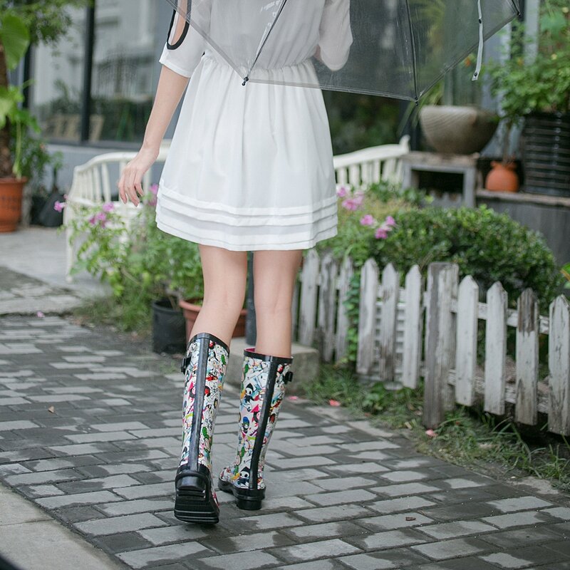 Moda tubo alto simpatico cartone animato bambola stivali da pioggia in gomma scarpe in gomma copriscarpe scarpe scarpe da pioggia da donna di alta qualità