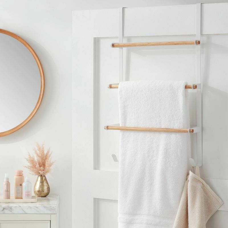 Wyrafinowany wieszak na ręczniki na drzwi z naturalnymi akcentami z drewna w matowy biały