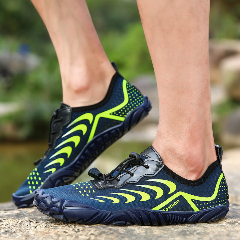 Sapatos de água antiderrapantes respiráveis para homens e mulheres, calçados esportivos com cinco dedos, vadear na praia, verão, 2024