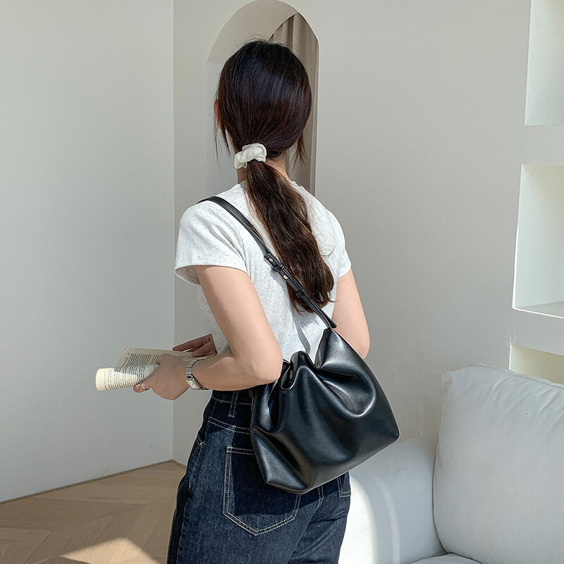 Tas bahu estetis versi Korea wanita, dengan fleksibilitas kapasitas besar, tas ketiak kulit lembut berlipat kelas atas