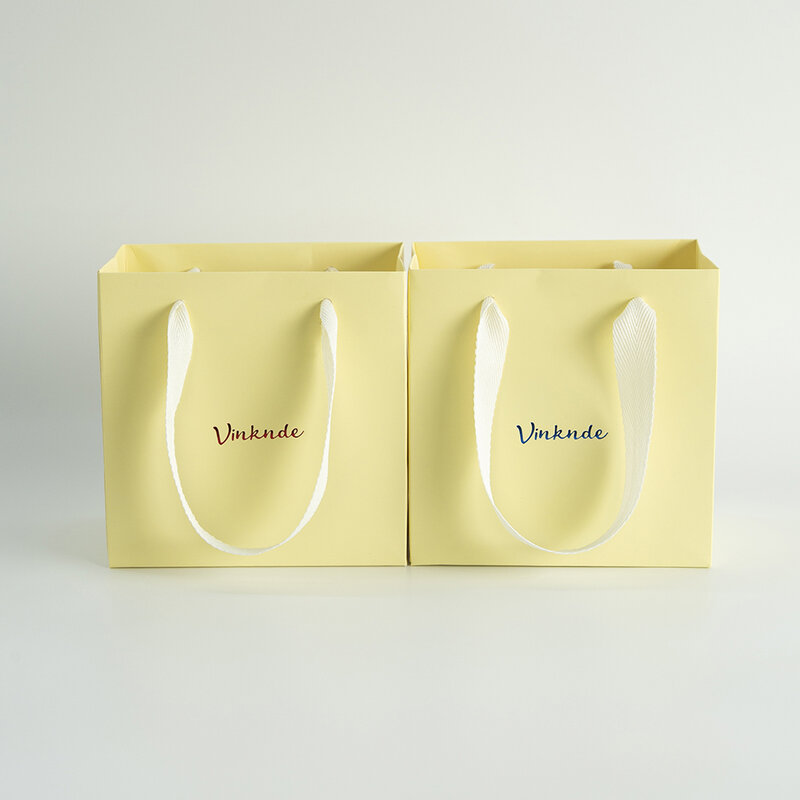 Bolsa de papel con logotipo personalizado, bolso de compras Universal, con asas de regalo, a la moda, 24 piezas