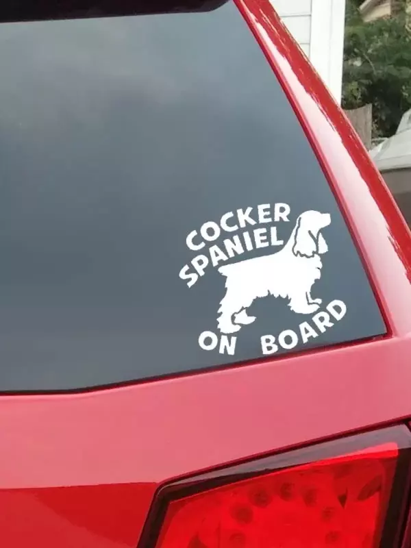 สติกเกอร์ติดรถอุปกรณ์เสริมรถยนต์ Cocker Spaniel บนกระดานรูปสุนัขน่ารักสติ๊กเกอร์ไวนิลขนาด15cm * 13.8cm