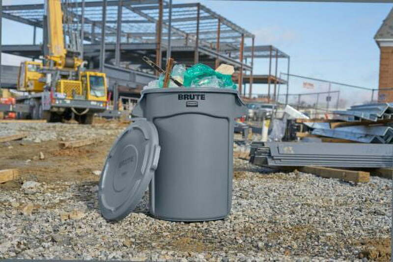 Cubo de basura de garaje Brute de 32 galones con tapa, cubo de basura gris, Material resistente a golpes