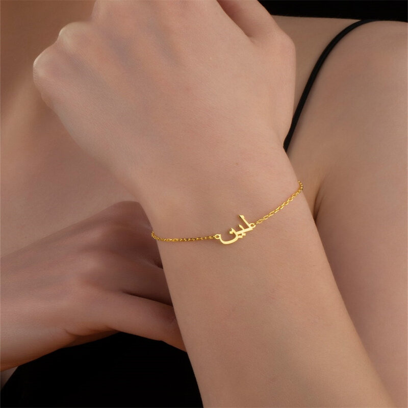 Kunden spezifische arabische Name benutzer definierte Armbänder für Frauen personal isierte Edelstahl Goldkette islamische Armbänder Baby Armreif Schmuck