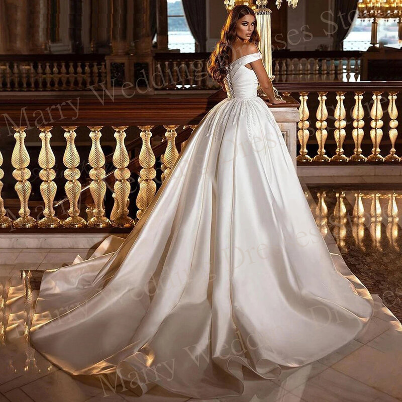Urocza ukochana w stylu księżniczki suknie ślubne z linii plisowana satyna z aplikacjami suknie panny młodej z ramienia formalne przyjęcie