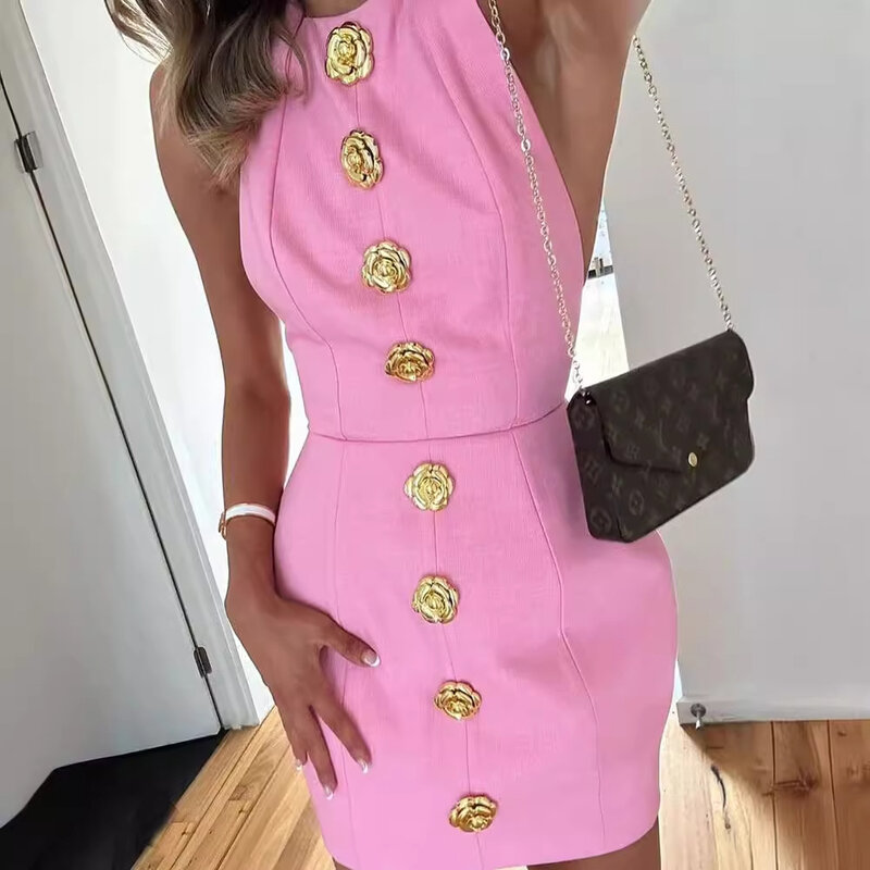 Gaun Mini Halter merah muda wanita seksi punggung terbuka tanpa lengan gaun pendek ramping mode musim panas gaun pesta klub kancing mawar emas 2024