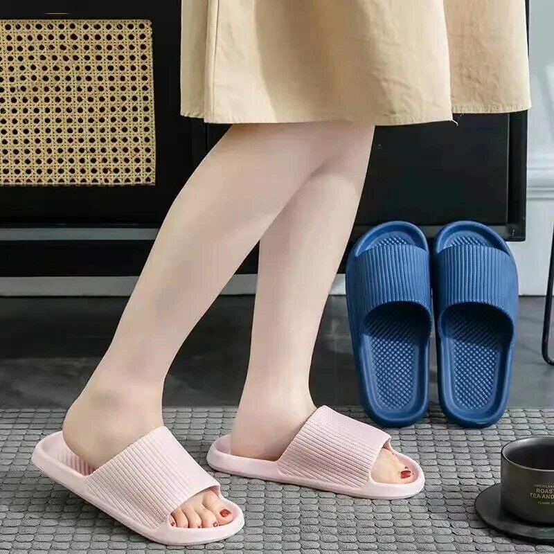 Sepatu mandi sol lembut anti selip, sepatu sandal kamar mandi modis santai rumah antiselip tahan air untuk pasangan pria dan wanita