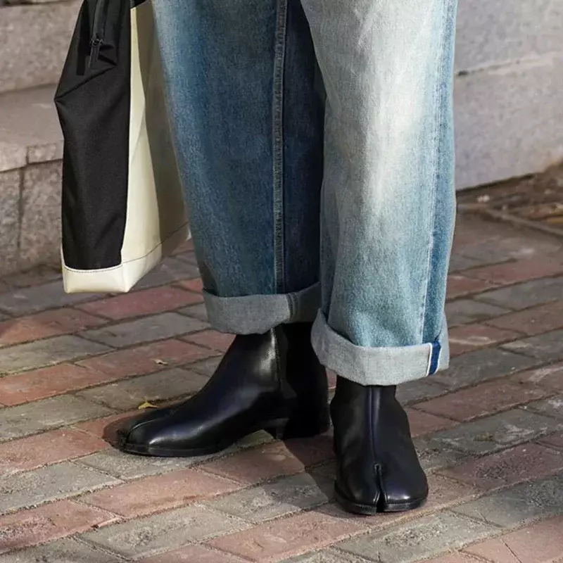 Botas Chelsea con punta dividida para mujer, zapatos de cuero auténtico Tabi negro, botas de media caña de cuero de vaca, novedad