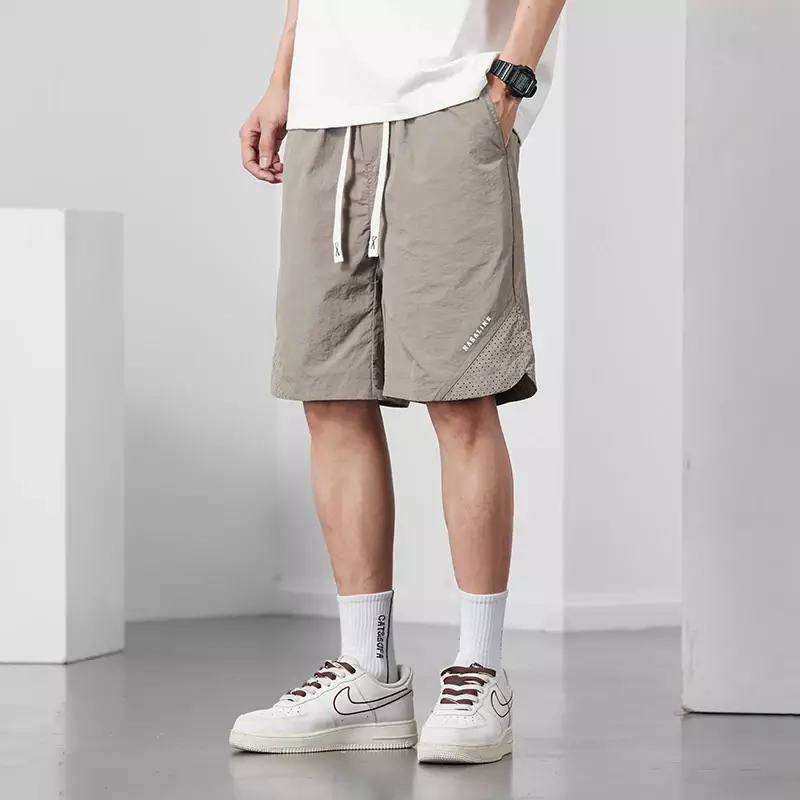 Celana pendek olahraga untuk pria, celana pendek kasual sutra es tipis musim panas untuk pria longgar dan bernapas, pakaian pantai harian