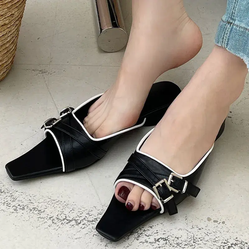 Pantofole con tacco basso da donna con fibbia in metallo di nuova moda 2024 calzature femminili estive scarpe con tacco tondo da donna poco profonde