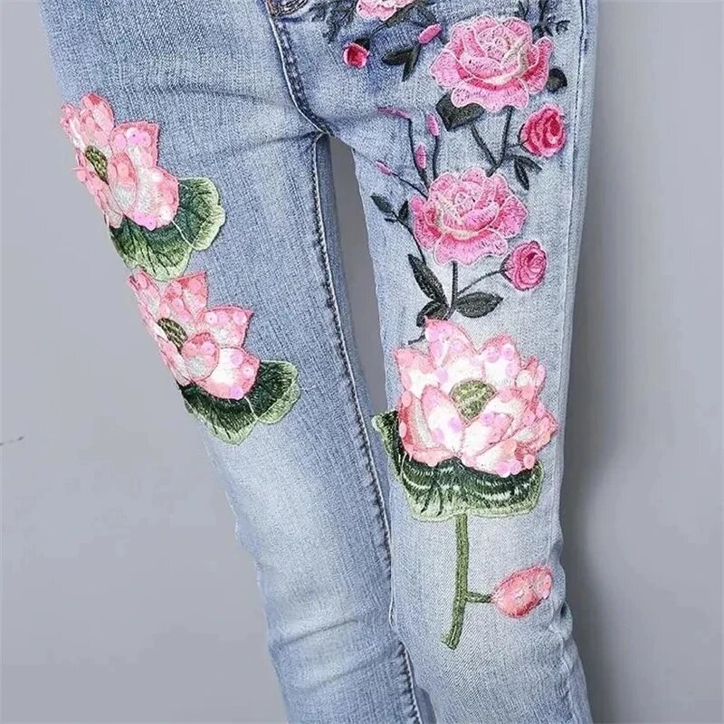 Calça jeans bordada de flores de lótus feminina, jeans feminino, cintura alta, fina, versátil, calça de pés pequenos, coreano, outono, novo, 2024