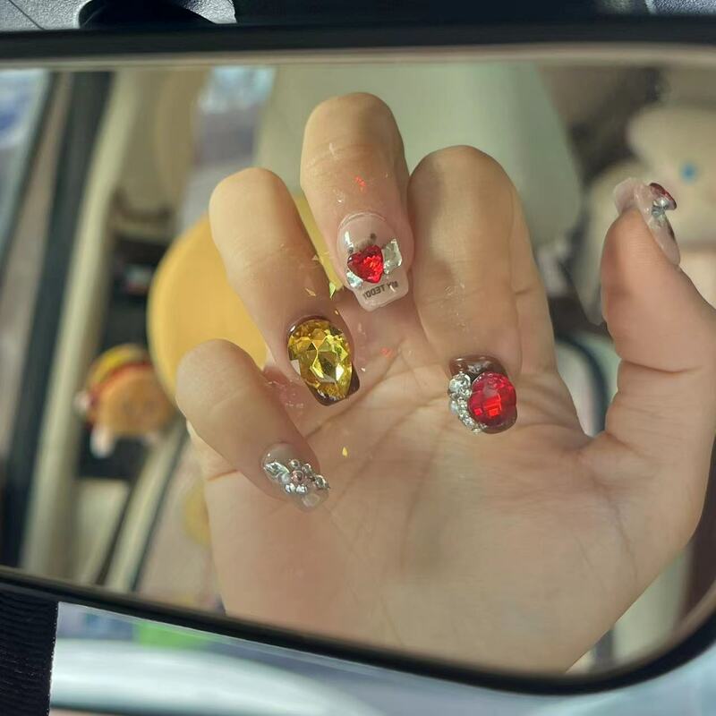 10 szt. Luksusowych ręcznie robionych sztuczne paznokcie sztuczne paznokcie wielokrotnego użytku z krótkim słodkim misiem i czerwone cyrkonie brokatowymi sztucznymi końcówkami do noszenia