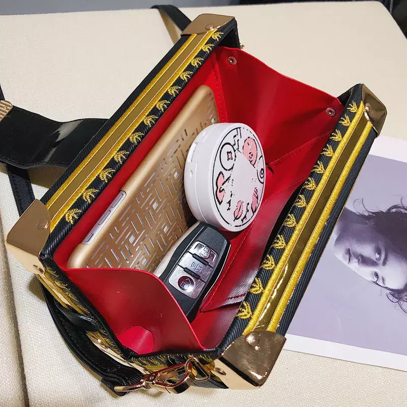 Bolso de hombro con remaches de Metal para mujer, bolsa de caja Retro con solapa cuadrada pequeña, monedero informal para teléfono móvil, bolso de mensajero de marca de lujo