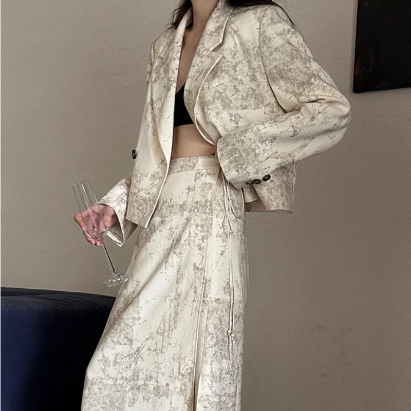 Женский короткий костюм, новый укороченный блейзер в китайском стиле с цветочным принтом, осень 2023, пальто, высококлассная куртка, свободная одежда для поездок, абрикосового и серого цвета