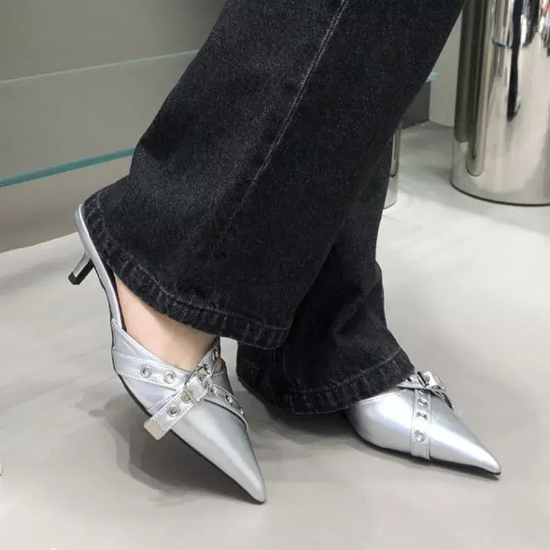 Женские летние новые модные дизайнерские шлепанцы на высоком каблуке с металлической пряжкой, повседневные универсальные элегантные женские тапочки с острым носком, 2024
