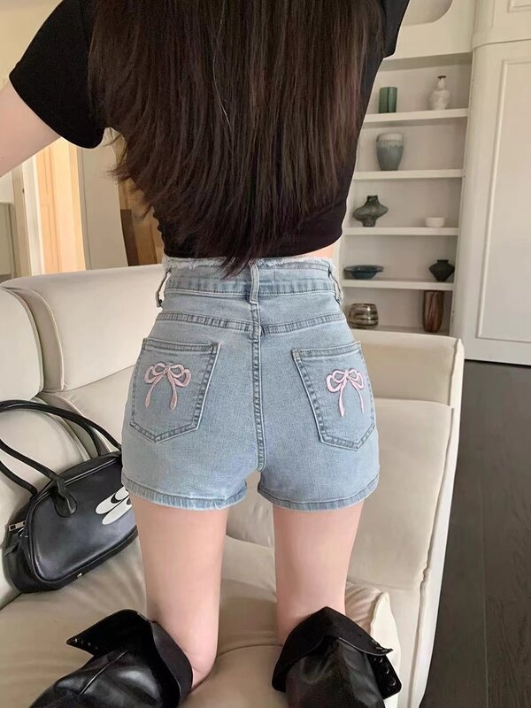 Celana pendek denim kerajinan bordir kupu-kupu wanita, celana pendek pinggang tinggi Korea untuk wanita, celana panas pelangsing elastis