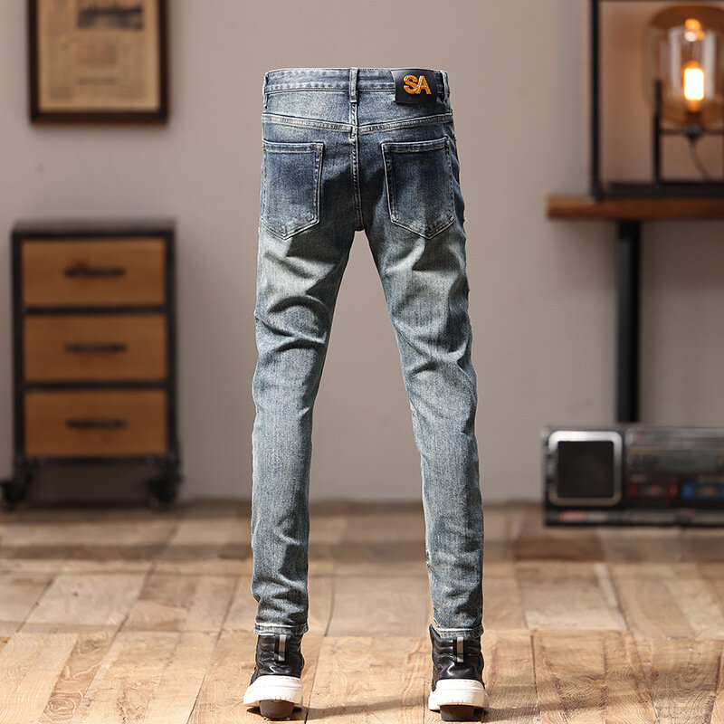 Jeans da uomo con cuciture Patchwork moda e bei pantaloni da moto con personalità ricamata a gamba dritta Slim Fit da strada