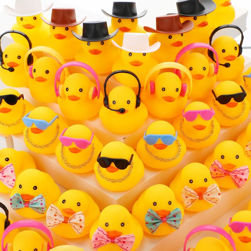 48 Stück Gummi Ente Bad Spielzeug Bulk gelbe Ente Auto Ornamente mit 12 Sonnenbrillen 12 Cowboyhut 12 Bogen 12 Halskette 8 Kopfhörer
