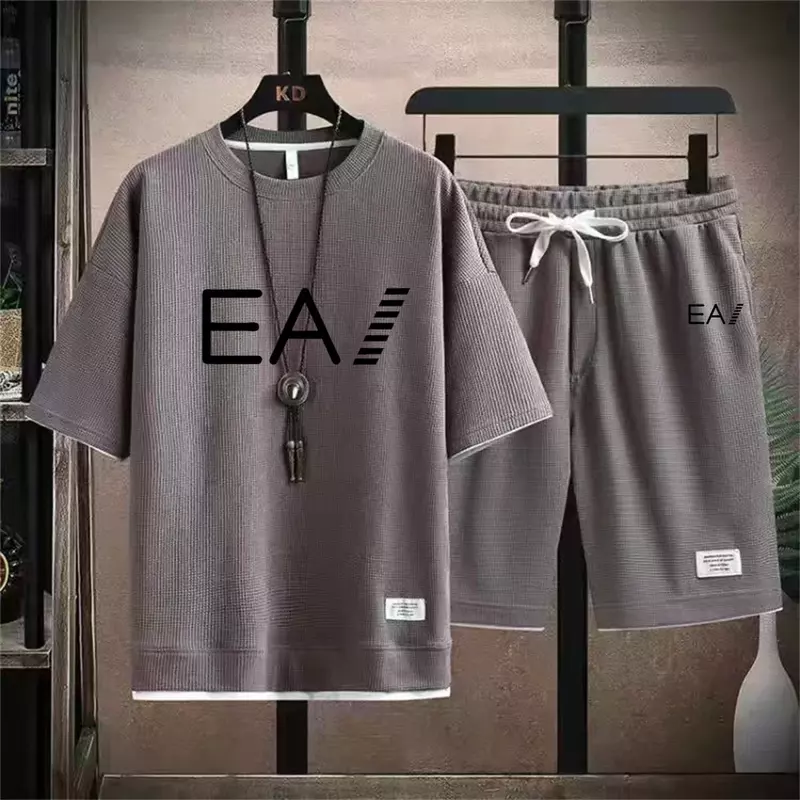 Setelan Pria Musim Panas, baru 2024, musim panas, leher bulat, lengan pendek + celana pendek kasual, set 2-potong dicetak dengan huruf EA1