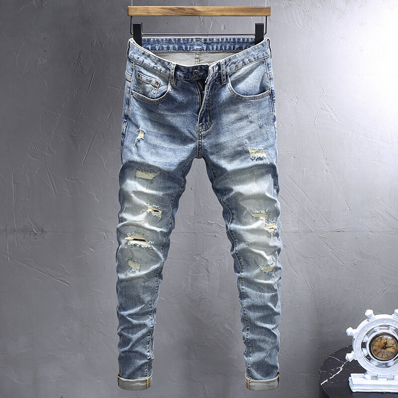 Pantalones vaqueros de estilo coreano para hombre, Jeans rasgados con agujeros destruidos, azul claro Retro, ajuste Delgado elástico, pantalones de mezclilla de diseñador Vintage