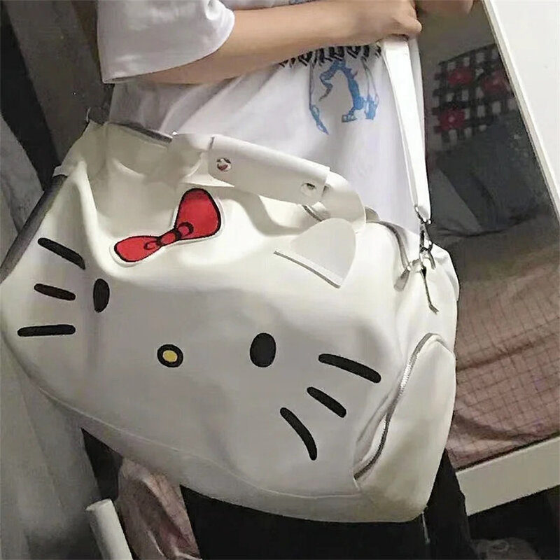 กระเป๋าใส่ของเวลาเดินทางลาย Hello Kitty สุดน่ารักมีโบว์น่ารักการ์ตูน KT Sanrio กระเป๋าโท้ทคาดลำตัวแฟชั่นสำหรับผู้หญิงกระเป๋าใส่สัมภาระความจุขนาดใหญ่