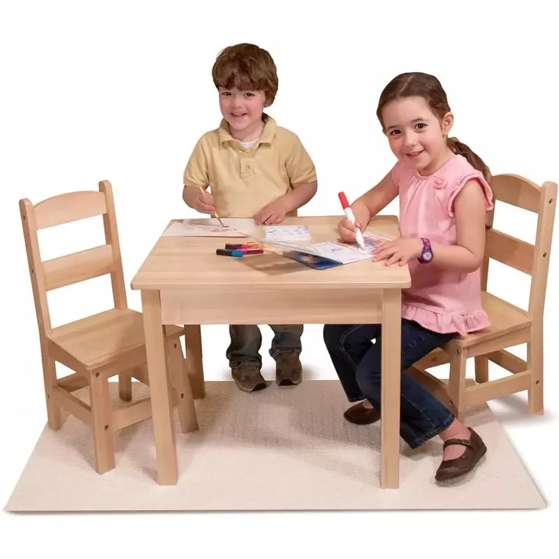 멜리사 앤 더그 단단한 나무 테이블 및 의자 2 개 세트, 가벼운 마감 가구, 놀이용 금발
