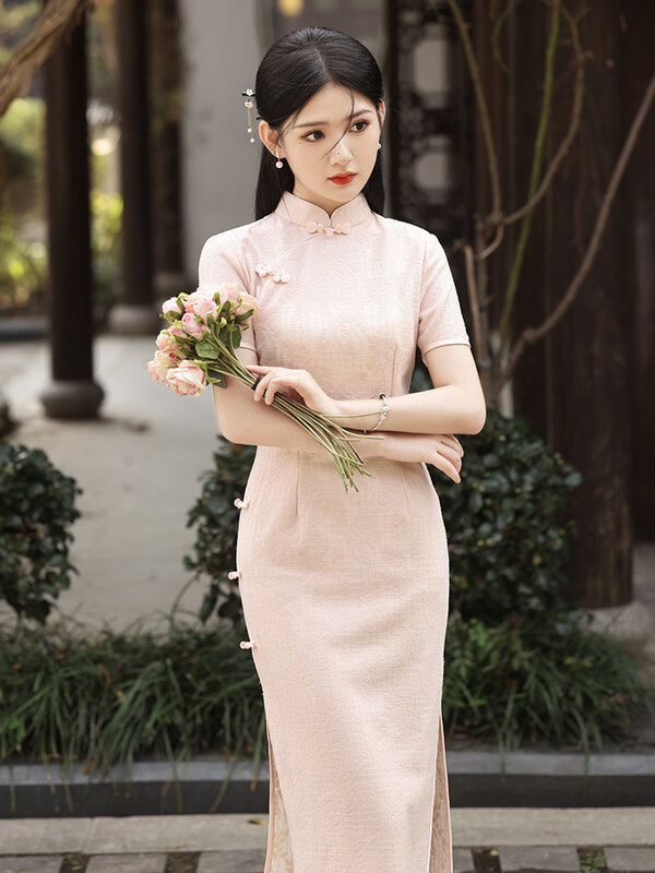 ชุดกี่เพ้าจีนหรูหราลายดอกไม้สีชมพูชุดกี่เพ้าวินเทจผ้าซาติน