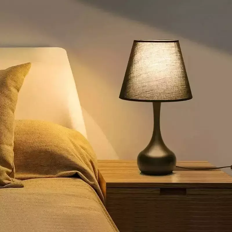 Lampu malam minimalis Modern, cahaya meja kain samping tempat tidur Retro, dekorasi Nordik hangat ruang tamu