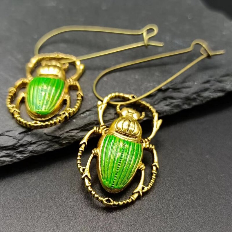 1 paio di orecchini unici con animali beetle, design semplice in oro e verde, orecchini con accessori creativi e carini