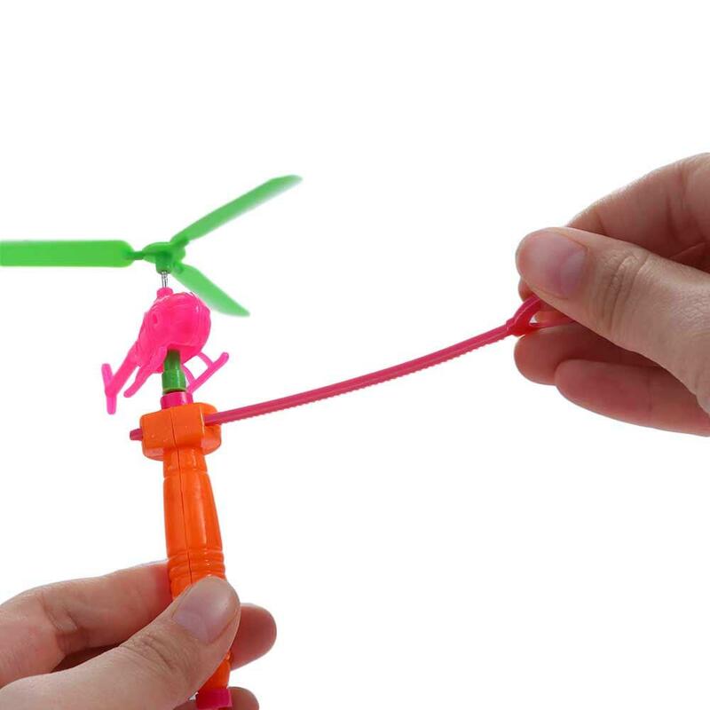 Giocattoli per elicotteri a linea di trazione multicolore con manico assemblato giocattoli da asporto in plastica Mini aereo con coulisse per giochi all'aperto