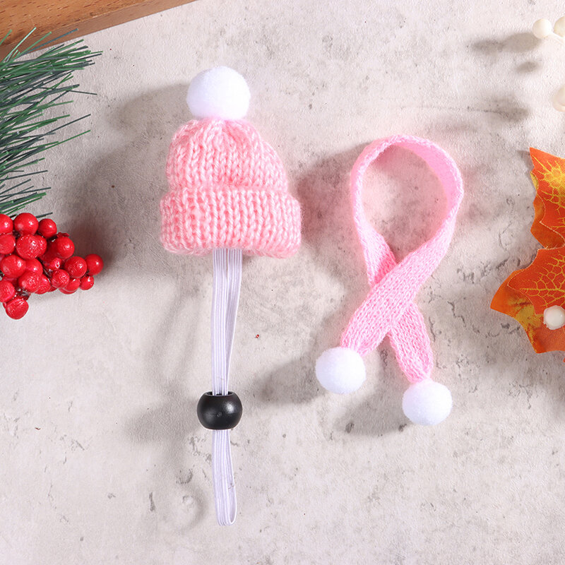 1Set Mini Strick Hut Schalpuppe Kopfbedeckung Dollhouse Weihnachten Neujahr Hausdekor Weinflasche Dekor kleine Haustierkostüm