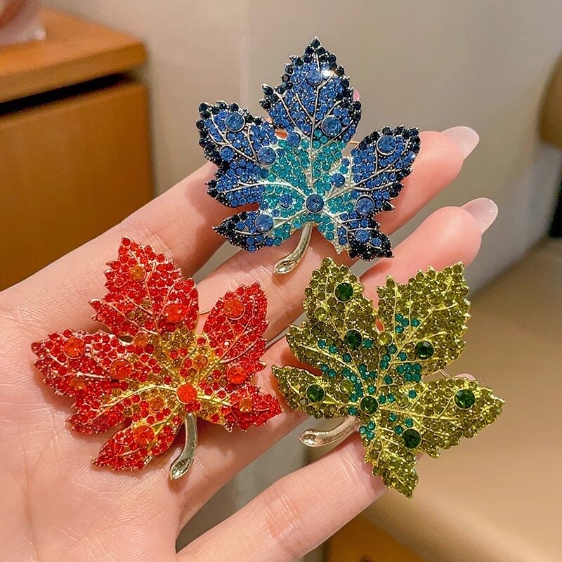 2024 New Enamel Maple Leaf Brooches for Women Fashion Full of Rhinestone Metal Casual Office Brooch Pin Party Wedding Gift