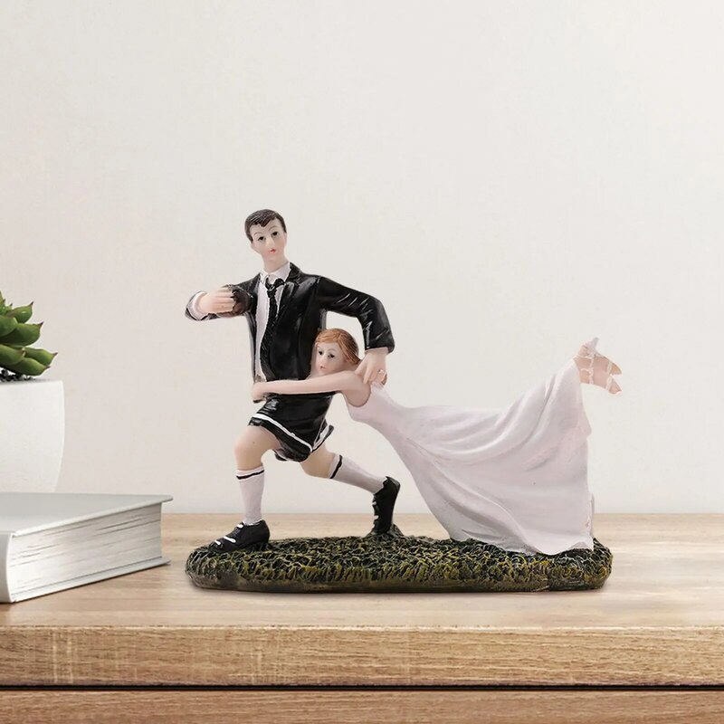 Patung pasangan atasan kue pernikahan, Resin patung sepak bola mempelai wanita untuk hari jadi pertunangan