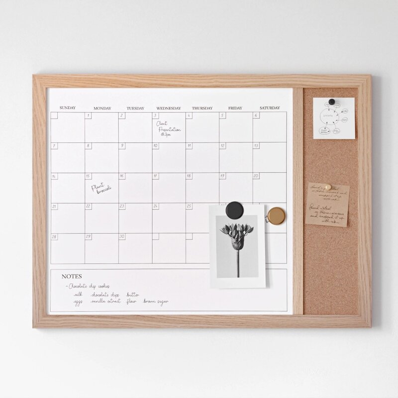 Kalender bulanan penghapus kering magnetik 24 "x 18" dan papan gabus Kombo dengan spidol, magnet, dan pin dorong termasuk