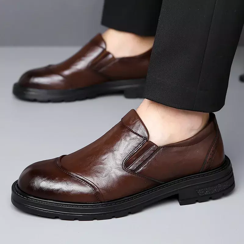 Sepatu pantofel kulit kasual pria, sneaker panggung warna polos Musim Semi dan Gugur untuk lelaki