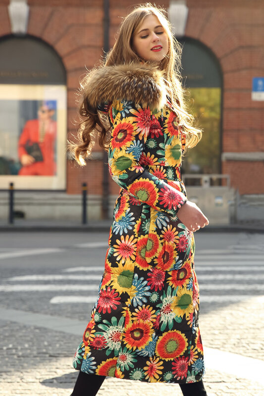 22 nuove donne abbigliamento inverno lussuoso collo di pelliccia di procione addensato piumino lungo sottile moda donna piumino floreale con cappuccio