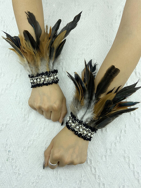 ขนนกธรรมชาติข้อมือ Elegant Fur แขนอุปกรณ์เสริม Gothic ฮาโลวีน Cosplay Feather ถุงมือ Pearl แขน2Pcs