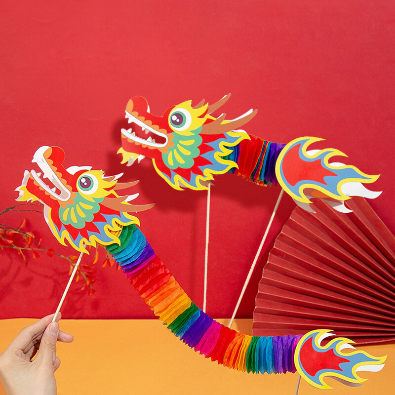 Nostalgia buatan tangan anak-anak DIY membuat bahan tas mainan Tahun Baru Cina naga menari kertas potongan hadiah