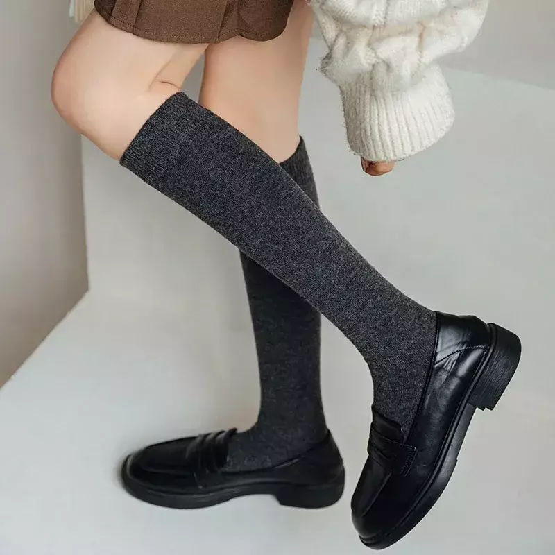 Зимние толстые теплые длинные носки для женщин, носки до колена, шерстяные кашемировые чулки, японская мода, термоноски, однотонные носки 2024