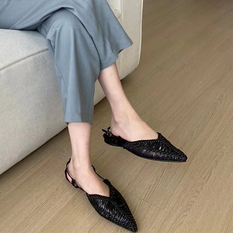 Sepatu sandal ujung tertutup sepatu wanita 2024 musim panas tali gesper berpori anak perempuan runcing asli Gladiator rendah kain kulit asli