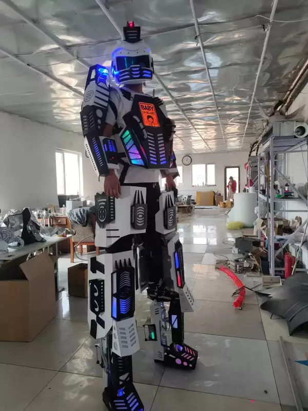 Kryoman 무대 공연 쇼 정장, 깔끔한 모양의 LED 조명, 스틸츠 워커 로봇 의상, 최신 축하 파티