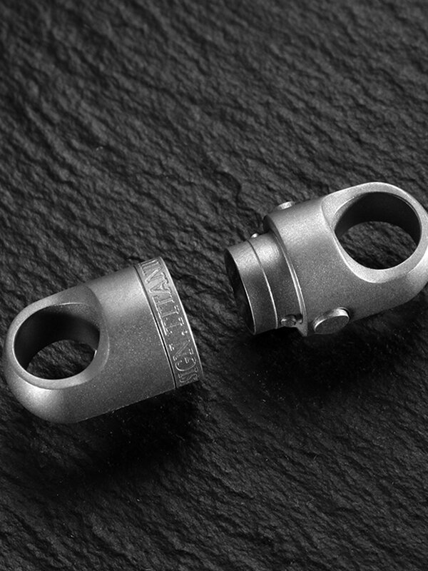 Nuovo portachiavi a sgancio rapido con aspirazione magnetica in lega di titanio gli uomini possono ruotare la fibbia Push Pull con portachiavi per auto a 360 °