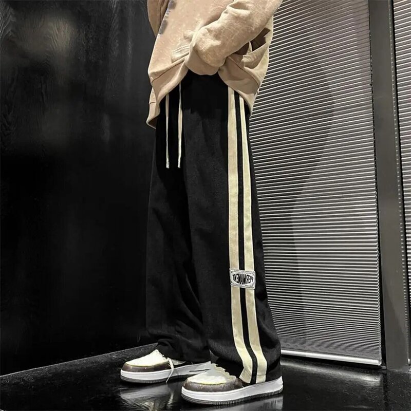 Celana olahraga tali serut pria, bawahan pinggang elastis dengan kaki lebar Retro desain bergaris kasual untuk sehari-hari