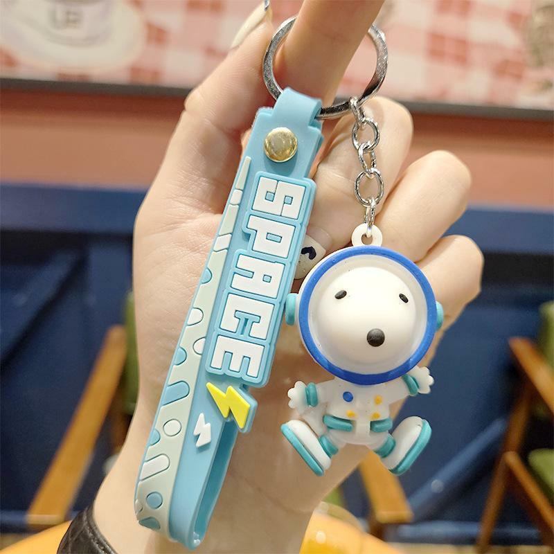 Kawaii Snoopy kacang gantungan kunci kartun ruang astronot desain liontin boneka pelajar lucu Aksesori ransel pasangan gantungan kunci