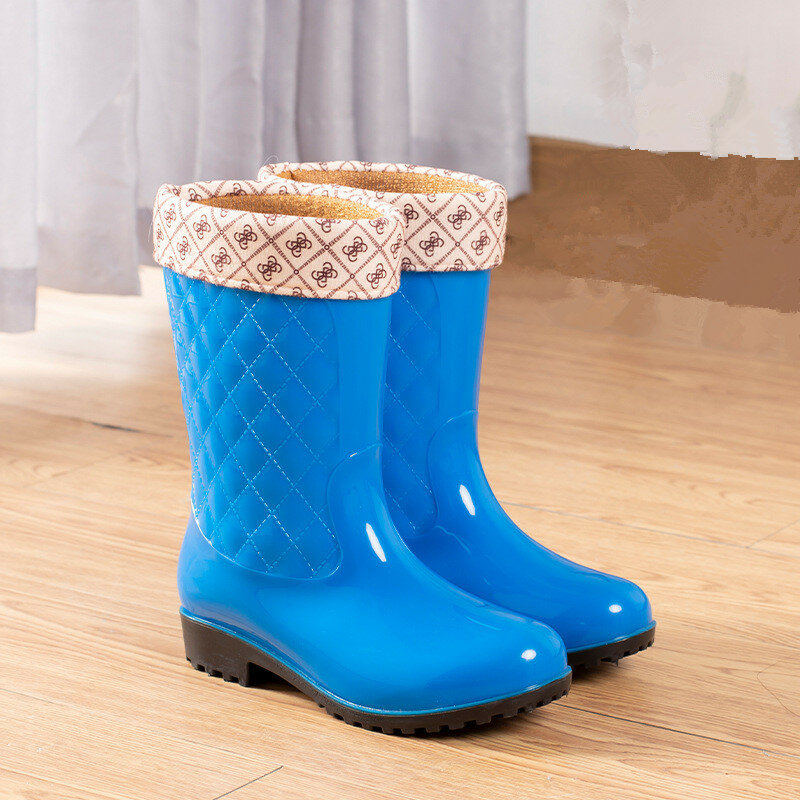 روروليو النساء عدم الانزلاق أحذية برقبة عالية مقاومة للمطر من البلاستيك/ بوت مقاوم للمطر من البلاستيك أحذية ماء مقاوم للماء امرأة Wellies منتصف العجل Rainboots الشتاء الدافئة إدراج RT171