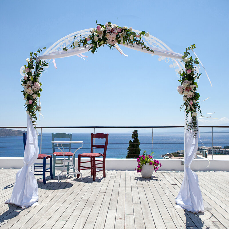 Glam łuk ślubny stoisko w tle roślina ogrodowa altany na wesele, ceremonię ślubną