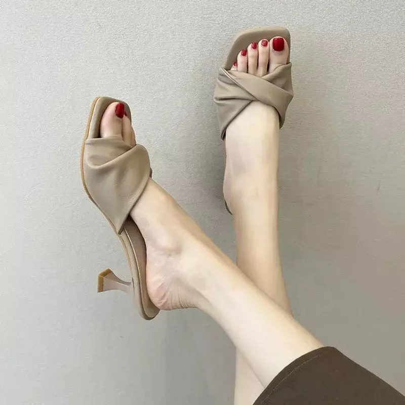 รองเท้าแตะผู้หญิงแบบเรียบฤดูร้อนแฟชั่นปี2023รองเท้าส้นตึกรองเท้าส้นสูงสบายๆสีพื้นรองเท้าแตะแฟชั่น