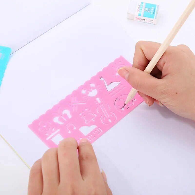 Mode 4 stücke Set Multifunktionale Zeichnung Lineal Kunststoff Weichen Hohl Muster Vorlage Kinder Studenten Kreative Schreibwaren Geschenk