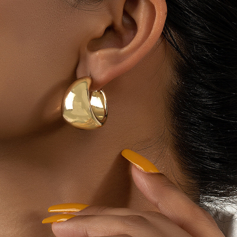 Neue goldfarbene runde klobige Ohrringe für Frauen leichtes glattes Metall offene dicke Reifen Mode trend igen Schmuck